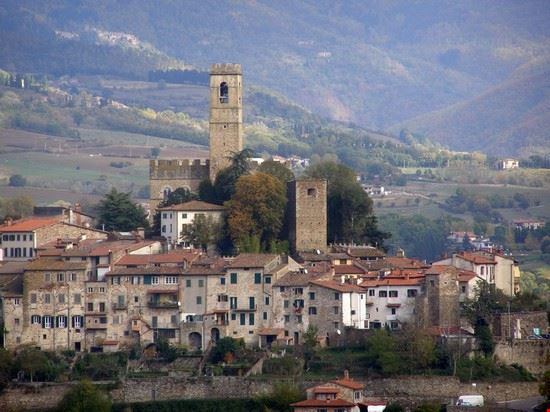 Castello dei Conti Guidi veduta del Borgo di Poppi nel casentino aretino:spicca il suo maestoso castello  