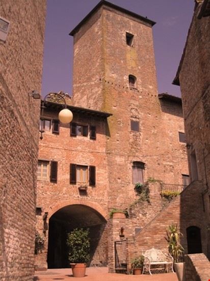  Scorcio di una piazzetta di Certaldo Alto (FI)  
