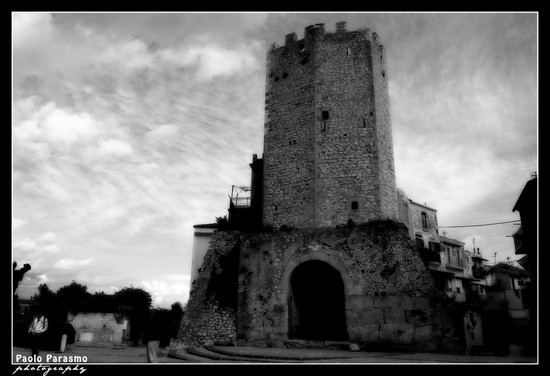 Antica torre nel rione di Castellone