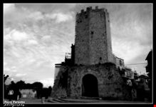 Antica torre nel rione di Castellone