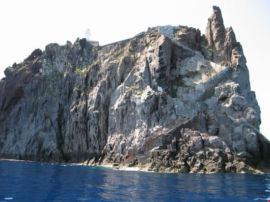 Strombolicchio isolotto prospiciente Stromboli a poca distanza dalla spiaggia  
