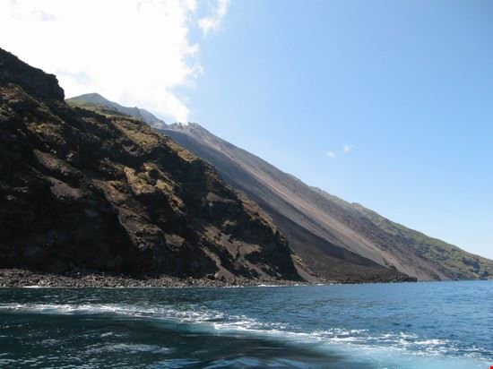  e' il versante posteriore dello Stromboli ove si può notare la scia di lava che scende fino al mare  