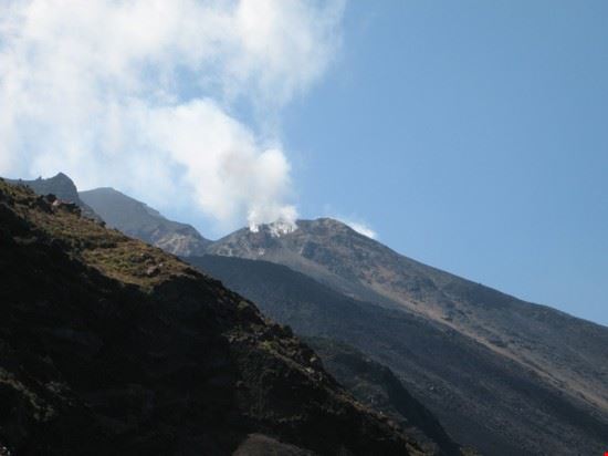  e' un vulcano ancora attivo che ogni giorno fa sentire i suoi spari!  