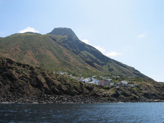  e' un villaggio situato nel versante posteriore dell'isola, raggiungibile solo via mare  