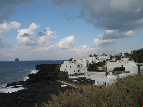  Panorama della spiaggia di Piscità, ove hanno casa il Presidente Napolitano e noti stilisti  