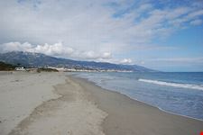 veduta su una spiaggia della marana