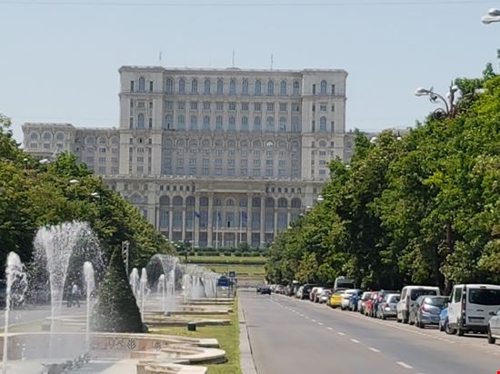 palazzo del parlamento Straordinario e maestoso, peccato che te ne fanno visitare solo il 5%.  