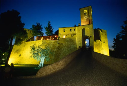 Veduta notturna del borgo