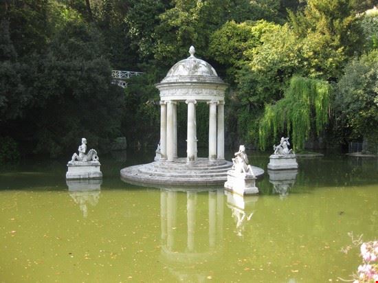  Un meraviglioso parco con laghetti,passeggiata, elementi architettonici storici e altre chicche artistiche. Ideale per passare qualche ora all'aria aperta!  
