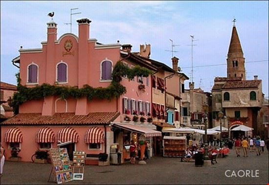 Centro storico  - una foto che è testimonianza di quanto Caorle sia in fondo una piccola Venezia....
