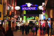 amburgo luci notturne nella reeperbahn di amburgo