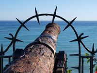 nerja historische kannone im hafen von nerja