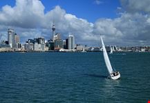auckland segelboot vor der skyline aucklands