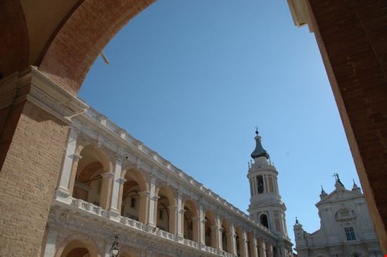Santuario della Santa Casa  Dovete inserire tra le vostre mete future una visita a Loreto.
Per chi vuole unire arte ,natura e fede troverà un connubio eccezionale. 
La foto ritrae il campanile alto 75,60 m,realizzato su disegno del grande architetto italiano Luigi Vanvitelli (autore anche della reggia di Caserta, splendida ,altra meta da considerare)tra il 1750-1754.Ospita un carillon di 9 campane e nella cella campanaria ottagonale è collocata la campana maggiore detta Loreta ,una tra le prime 10 campane più grandi d'italia.  