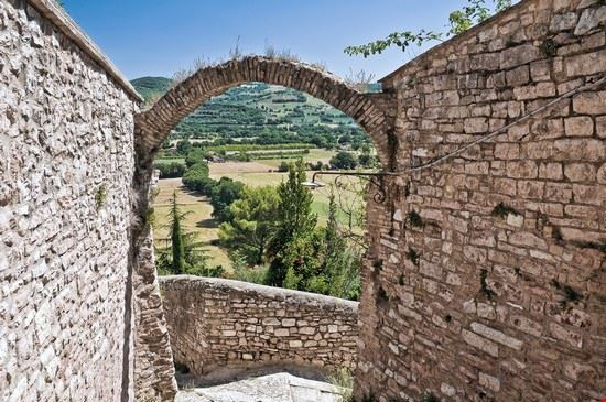  Spello Mi.Ti. - www.shutterstock.com Mi.Ti.