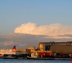brindisi brindisis hafen im sonnenuntergang brindisi brindisis hafen im sonnenuntergang