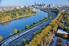 philadelphia delaware river und skyline philadelphias