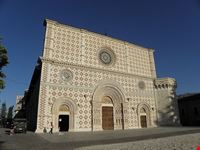 l  aquila die fassade von santa maria di collemaggio