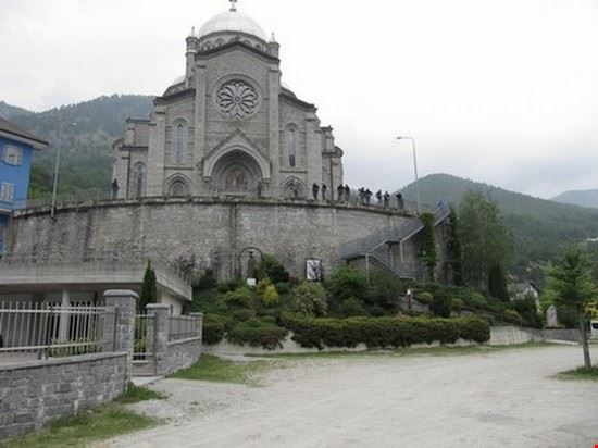  Per arrivare davanti alla porta del Santuario bisogna passare per una scala di ferro che ha molti gradini .  