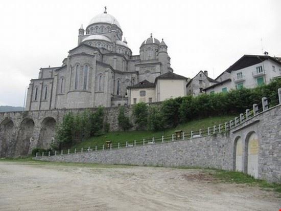  Nella foto Santuario Madonna del Sangue e l' ampio parcheggio .  