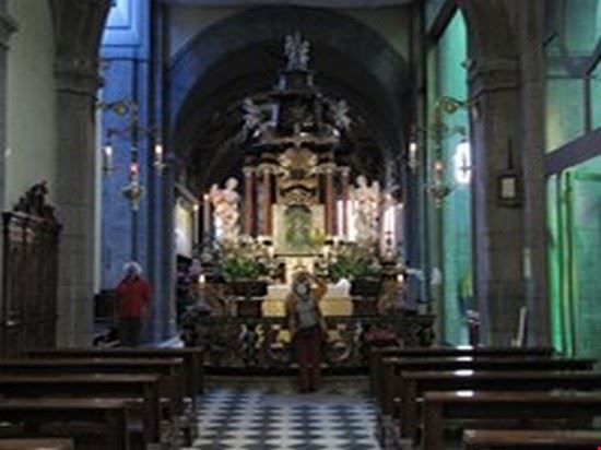  Nella chiesetta , all' interno del Santuario , c' è l' immagine della Madonna del Sangue .  