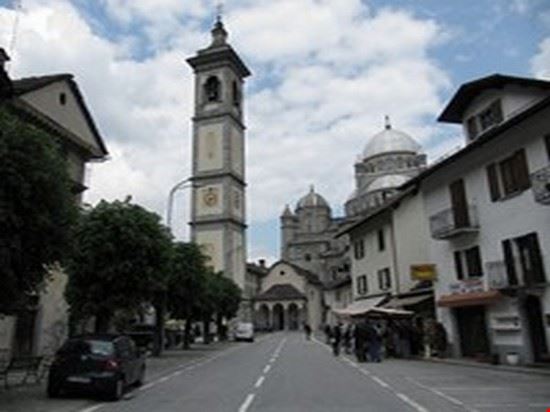 Se si vuole andare direttamente nella chiesetta, dove c'è l'immagine della Madonna del Sangue, si può entrare dalla parte dove ci sono le arcate.  