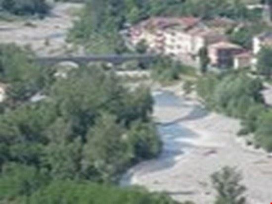  Bettola è attraversata dal Torrente Nure , e le due borgate ( San Bernardino e San Giovanni ) sono collegati da un ponte ricostruito negli anni '90 .  