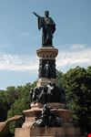 trento dante-staue auf dem gleichnamigen platz vor dem bahnhof