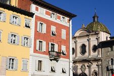 trento bunte hauser am domplatz