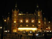 amsterdam stadsschouwburg at night