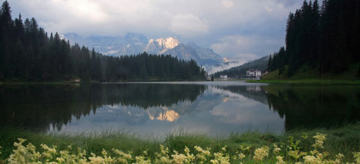 Il Lago di Misurina con le Dolomiti sullo sfondo