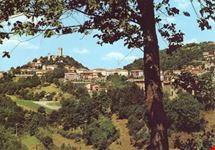 Veduta del centro abitato e sullo sfondo il Castello