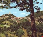 Veduta del centro abitato e sullo sfondo il Castello Veduta del centro abitato e sullo sfondo il Castello