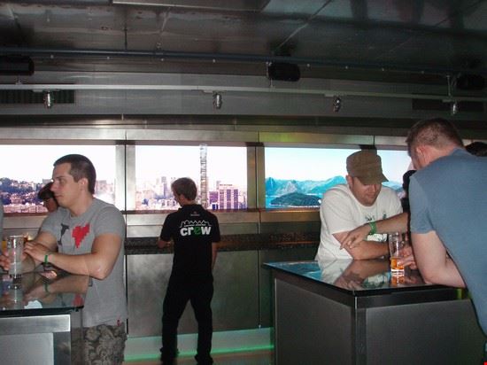 Heineken Experience  - All'interno della zona "Assaggi", i ragazzi Crew appilano decine e decine di bicchieri