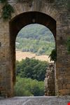 monteriggioni stadttor mit blick auf monteriggionis landschaft