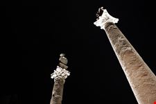 sevilla saeulen in der nacht
