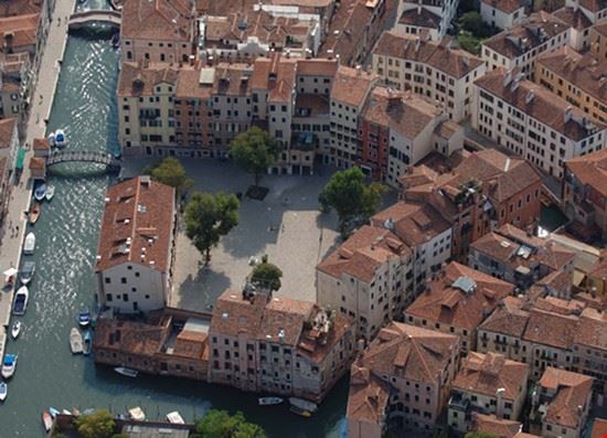 Museo Ebraico - vista dall'alto di uno dei campi più affasciannti di Venezia