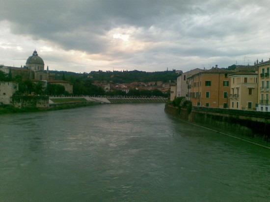 VERONA DA PONTE GARIBALDI VERSO PONTE PIETRA