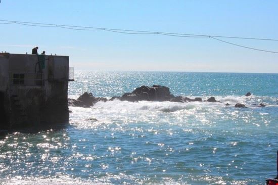 Boccadasse Scoglio nel mare agitato d'inverno visto dall'insenatura di Boccadasse  