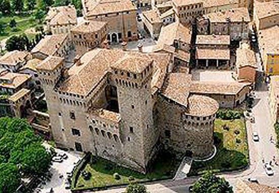 Rocca del Vignola Questa è la Rocca di Vignola,un'Imponente quadrilatero con due recinti di mura e tre grandi torri, citata gia' nei documenti antichi intorno al 936.  