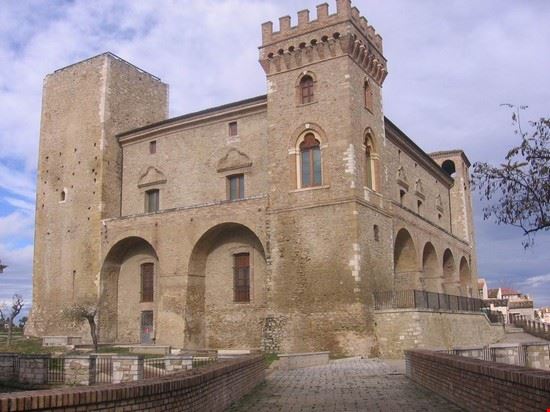  Nel lontano 1943 nel castello di Crecchio sostarono Sua maestà Vittorio Emanuele ||| ed il suo seguito, un anno dopo veniva bombardato e semidistrutto. Ora ricostruito e restaurato vi è ospitato il Museo dell'Abruzzo Bizantino e Altomedievale. "A cena con i Bizantini" Da alcuni anni nel mese di luglio avviene la ricostruzione storica delle vicende dell'Abruzzo Bizantino per le vie del paese........ organizzato  