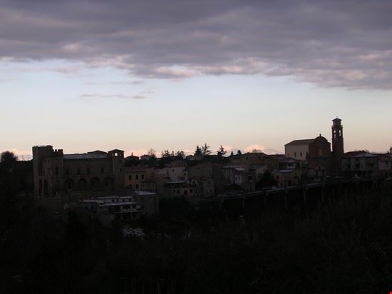  Crecchio visto da lontano con un pò di neve  