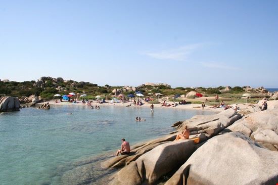  La spiaggia della Testa del Polpo si trova nella parte meridionale dell’isola di La Maddalena, precisamente nella località dell'Isoleddu. Il nome che porta la spiaggia gli venne affibbiato per merito dell’enorme roccia che la domina, rassomigliante appunto ad una testa di un polpo  