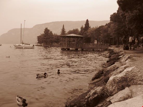  Una passeggiata sul lungolago è irrinunciabile quando si visita qualsiasi paese sulla riva del Lago di Garda!  