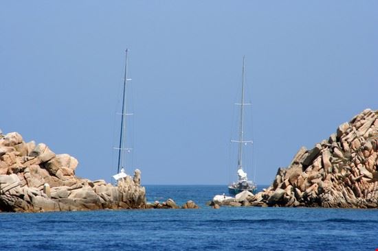  Il Passo degli Asinelli è un breve tratto di mare che si trova tra le isole di Razzoli e Santa Maria, all'interno del Porto della Madonna (spettacolare specchio d'acqua cristallina, vera e proria piscina naturale)  