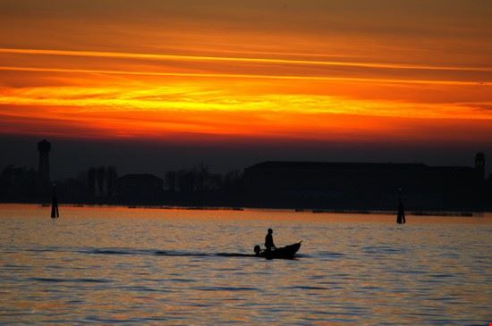 Laguna di Venezia Tramonto di fuoco sulla laguna  
