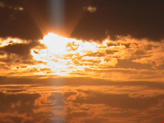  Tramonto alle ore 21:00 di sera, il sole si abbassa completamente e il cielo e il mare assumono colori stupendi, caldi, degni di essere impressi in un quadro.  