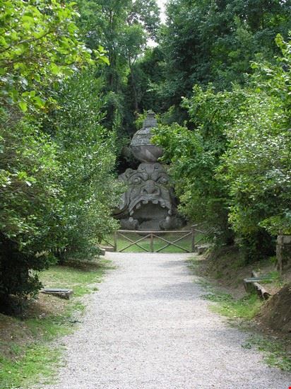 Il parco dei mostri immerso nel verde un parco che vale la pena di visitare specialmente in estate perchè ci si riesce a refrigerare  