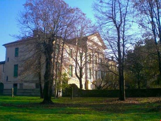  In stile palladiano, Villa Moro Malipiero, ora dei conti Rigoni Savioli, fu commissionata da Nicolò Malipiero nel 1557. La facciata è a quattro semicolonne di ordine ionico. Al piano terreno trova posto una cantina con volti a vela. Il salone delle feste, che un tempo occupava tutti e due i piani nella parte centrale, dopo la rivoluzione francese fu diviso lasciando intatta la parte superiore, mentre la parte inferiore fu suddivisa in cinque parti. La proprietà insiste su 20.000 mq di terreno con un giardino, tre broli, un pozzo di acqua termale, una torre colombara, diverse barchesse. Un altro gioiello architettonico è la chiesetta, tuttora consacrata. Molte stanze sono affrescate da Gian Battista Zelotti, allievo del Veronese. La pavimentazione è palladiana originale a gettata unica.  