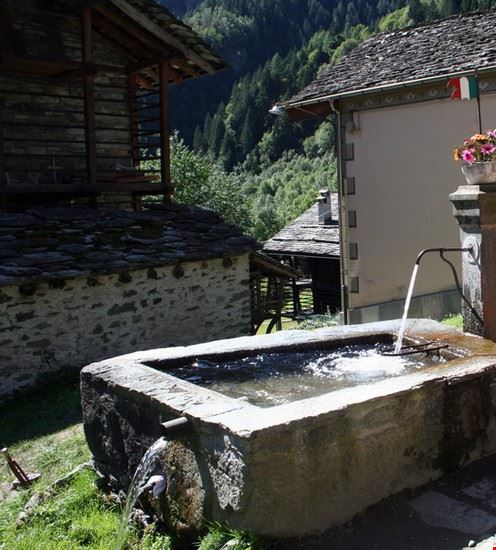 Consigli Utili su Itinerari ed escursioni La fontana che si trova lungo il sentiero, nella frazione Riale di Alagna Valsesia  